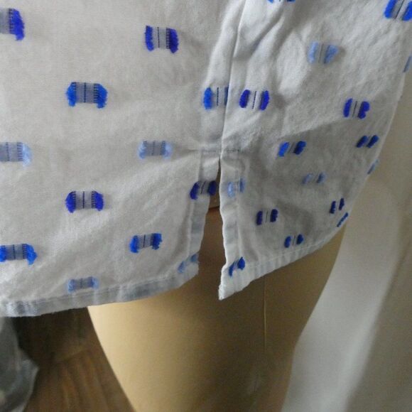 CeCe Clipped Swiss Dot Button Up Shirt Sleeveless - Picture 9 of 10